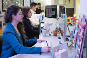 Grupo de personas trabajando en la oficina con Tablet digital, mientras miran el computador