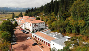Vista aérea de hotel en boyaca, con vista al bosque e ingreso