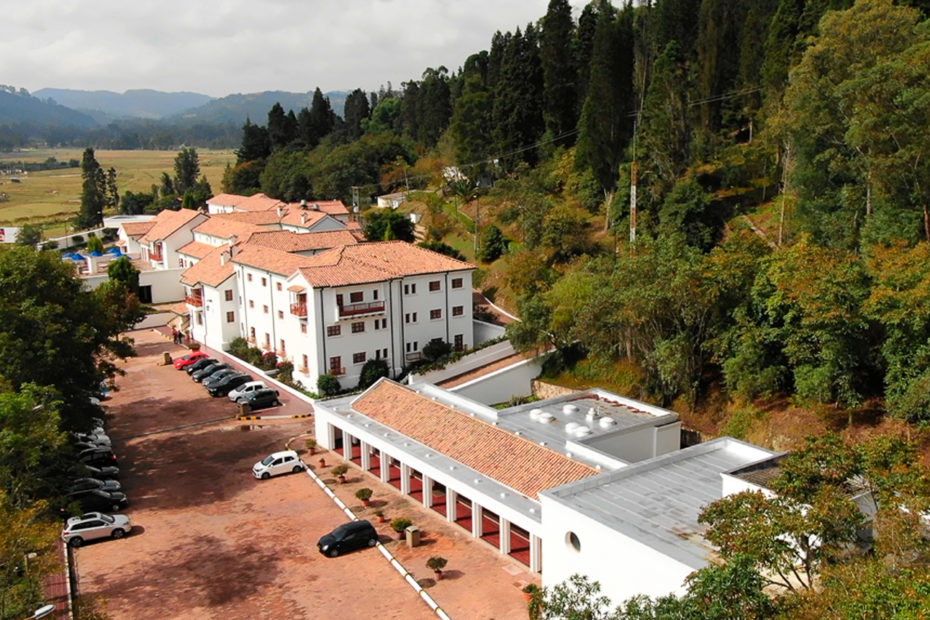 Vista aérea de hotel en boyaca, con vista al bosque e ingreso