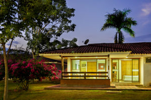 Cabaña con vista interior mientras cae el atardecer del llano.