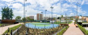 Vista panorámica de pista de tenis en día soleado