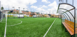Cancha de futbol sintética en día soleado