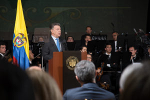 Expresidente Santos realizando palabras de inicio al concierto por la paz