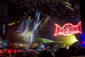 Concierto de banda devasted en rock al parque, cantante de la banda saludando al publico
