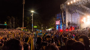 Concierto de banda devasted en rock al parque, asistentes al concierto realizando con las manos signo de rock