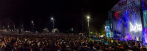 Vista panorámica en presentación Rock al parque, gran afluencia del publico mientras banda de rock canta