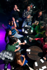 grupo de amigos divirtiéndose en discoteca mientras les reparten bebidas alcohólicas