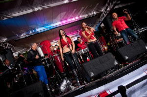 Presentación de grupo de salsa en discoteca