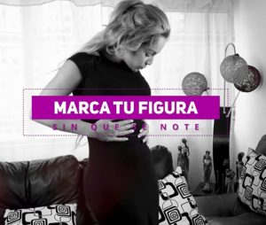 Mujer colocándose vestido debajo de faja en powernet