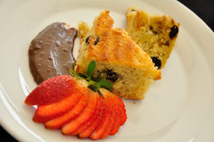 Pastel de frutas con chocolate y fresas