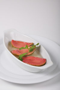 Postre de guayaba en vajilla blanco