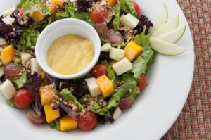 Ensalada de frutas exóticas con maní y almendra en salsa de mostaza