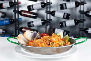 Paella con fondo bodega de vinos