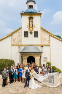 Invitados y esposos celebrando a la salida de la parroquia Santa Monica su matrimonio