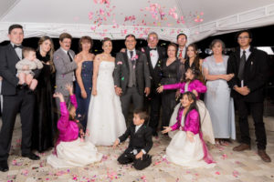 Familia vestida de gala celebrando una boda muy feliz.