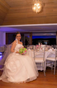 Mujer con vestido de novia sentada esperando que comience la recepción.