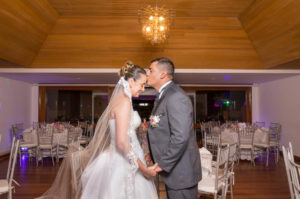 El esposo besa en la frente a su esposa en el día de su boda.