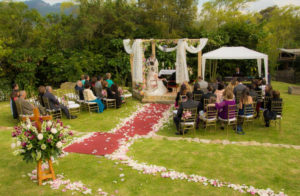 Boda al aire libre con pétalos de rosa