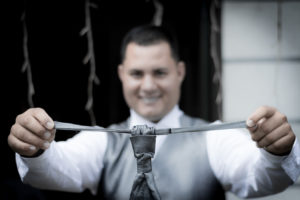 Hombre vistiendose para el día de su boda, vestido de smoking.