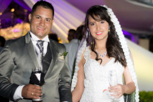 La pareja de recién casados realizando el brindis