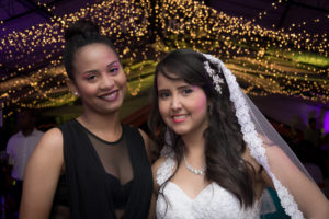 La mejor amiga acompañado a su amiga en el día de su boda.