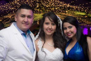 Pareja de amigos posando junto a la novia en su día de celebración.