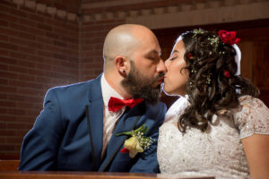 Pareja besándose en el día de su matrimonio.