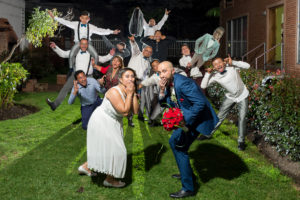 Pareja de novios con amigos en foto divertida.