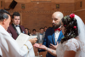 Pareja de futuros esposos recibiendo los votos matrimoniales