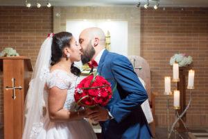 Pareja dando el si en la iglesia