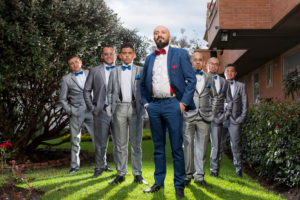 Hombre en el día de su boda acompañado de sus amigos vestido de gala.