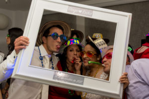 Familia disfrutando de la celebración de la boda en la hora loca disfrazados.