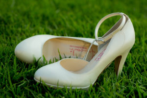 Tacones color crema para boda en el pasto