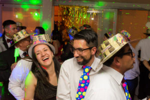 grupo de amigos disfrutando de fiesta y de la hora loca