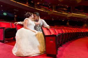 Pareja de recien casados en función de teatro, vestidos de boda