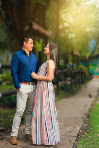 Pareja conversando en el parque de los novios mientras cae el sol