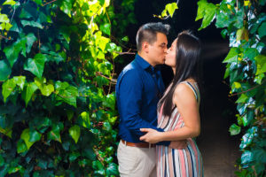 Pareja besandose en medio de un túnel de flores