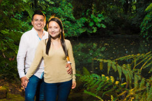 PAreja posando al lado de una cascada natural