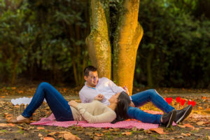 Pareja de novios disfrutando de un día de picnic