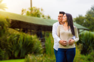 Hombre abrazando a su mujer mientras disfrutan del paisaje felices