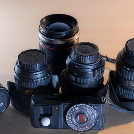 Conjunto de lentes y cámaras nikon encima de la mesa